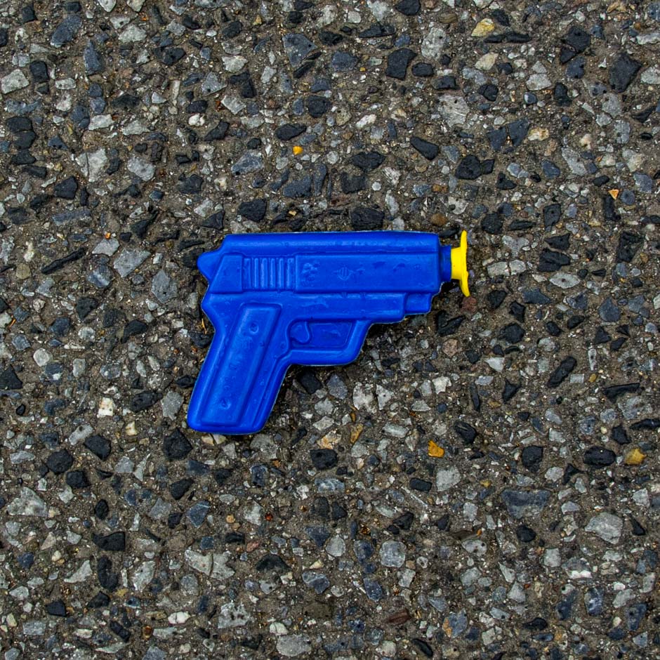 pistole in blau und gelb | 2011